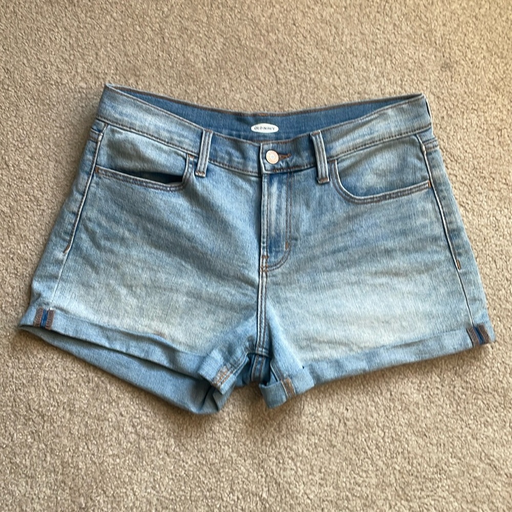 Size 6 Old Navy jean shorts.
